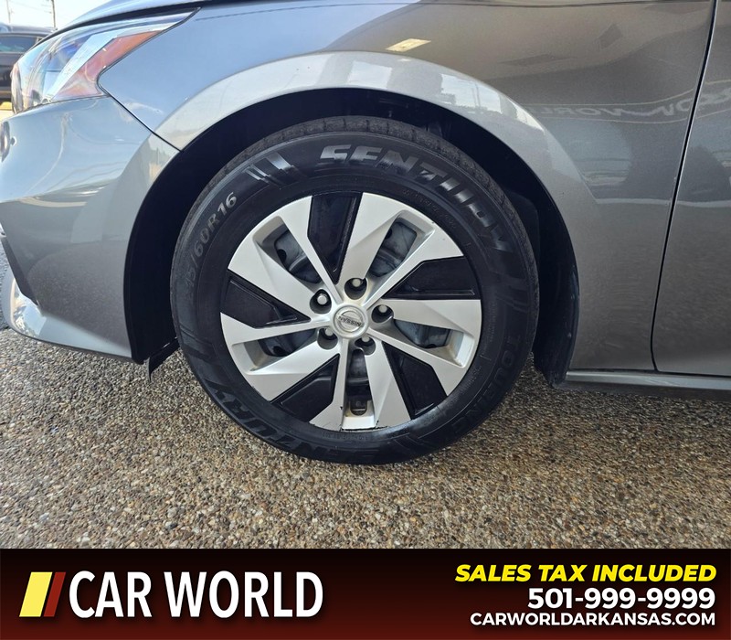 Nissan Altima Vehicle Full-screen Gallery Image 6