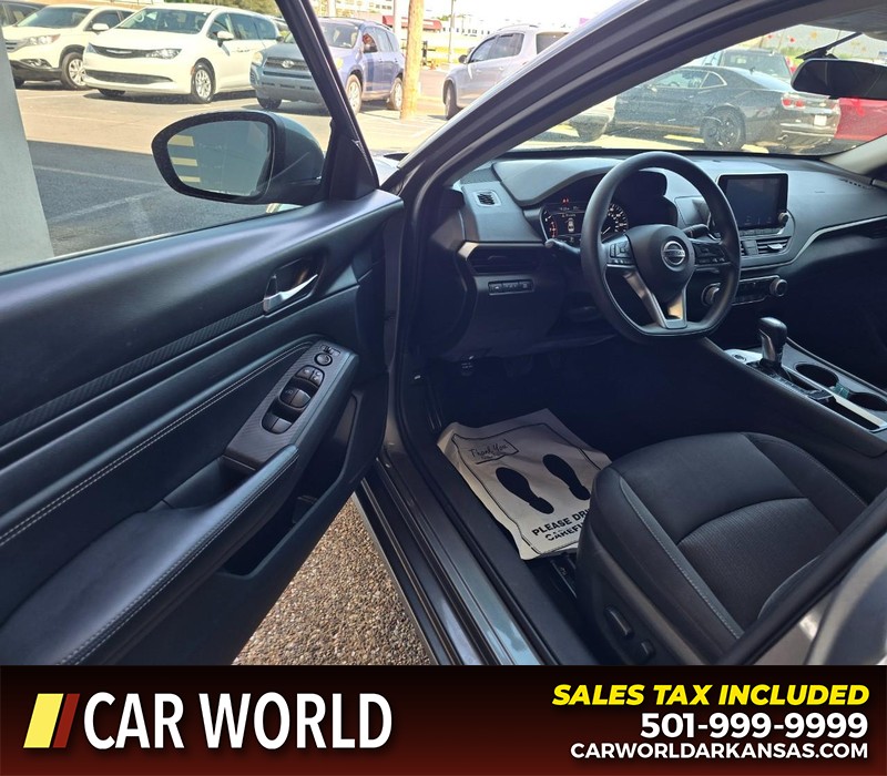 Nissan Altima Vehicle Full-screen Gallery Image 7