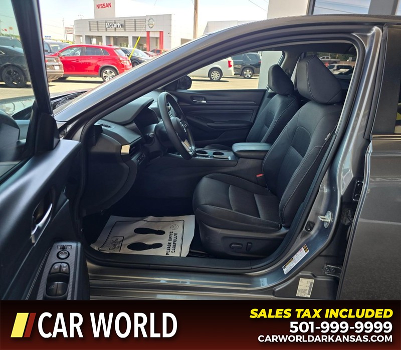 Nissan Altima Vehicle Full-screen Gallery Image 8