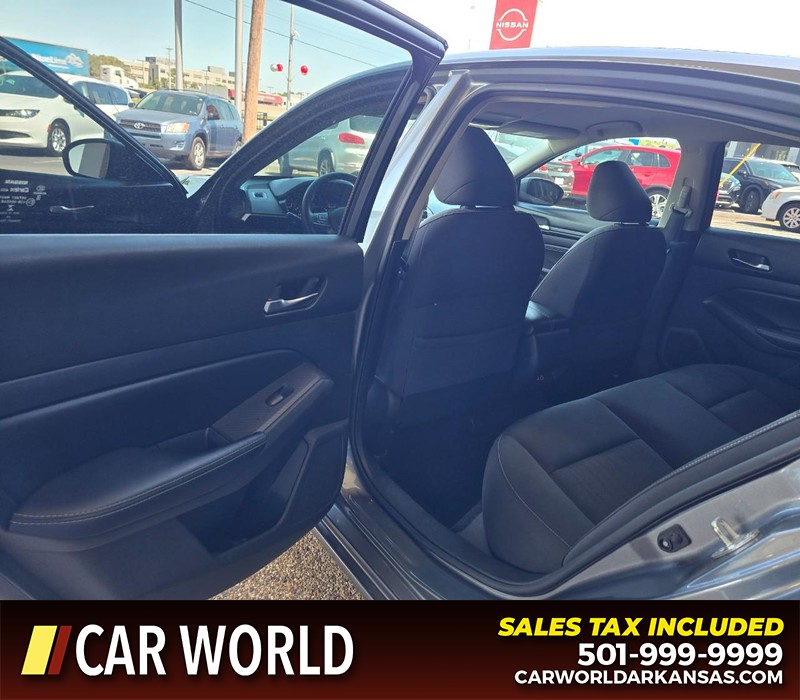 Nissan Altima Vehicle Full-screen Gallery Image 9