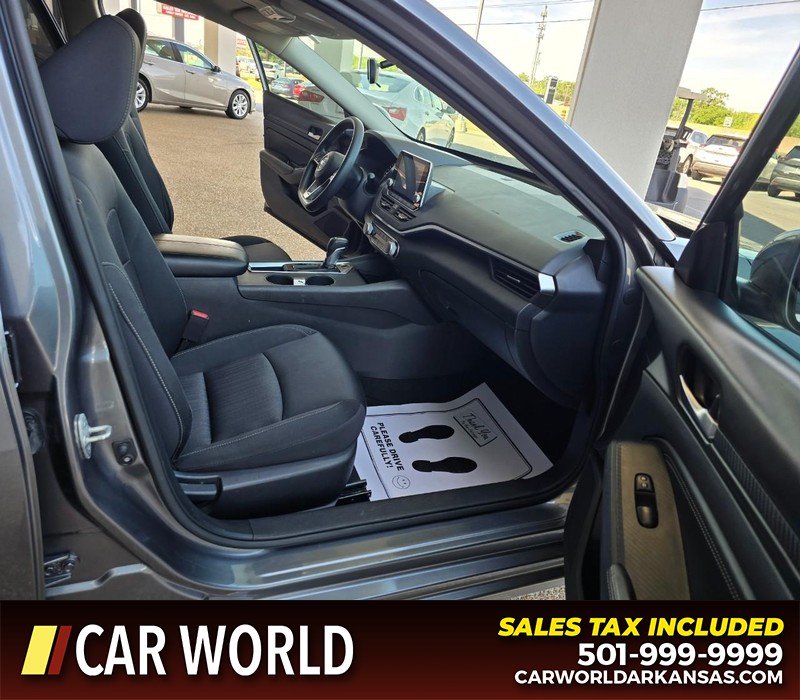 Nissan Altima Vehicle Full-screen Gallery Image 11