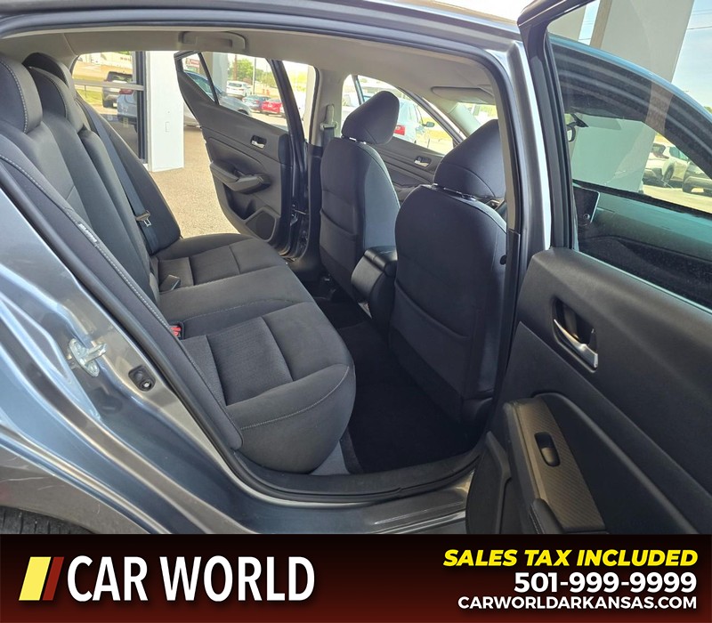 Nissan Altima Vehicle Full-screen Gallery Image 12