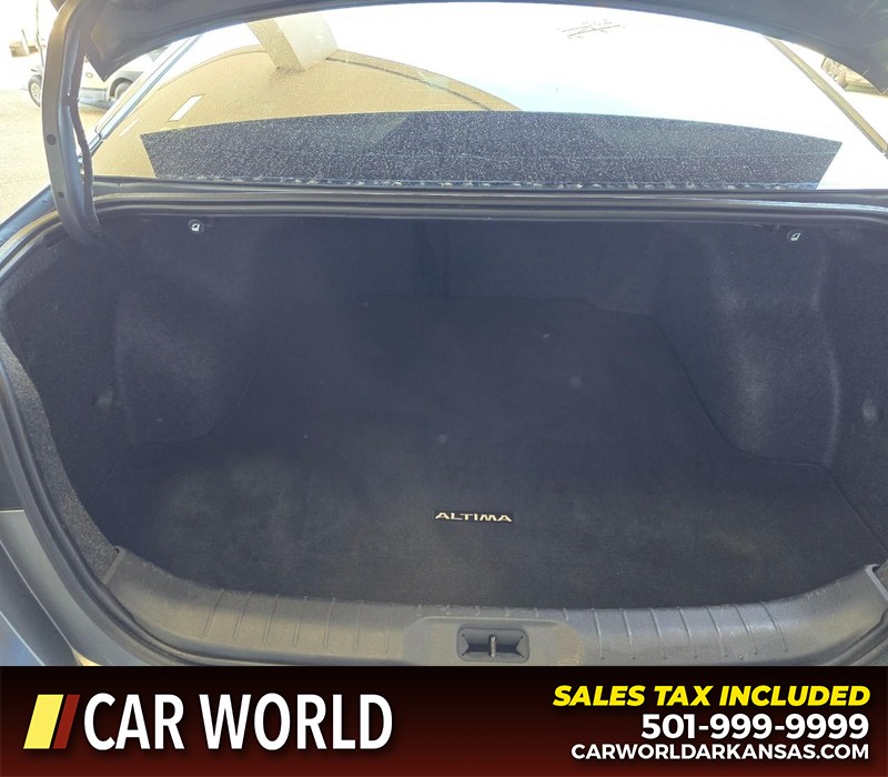 Nissan Altima Vehicle Full-screen Gallery Image 13