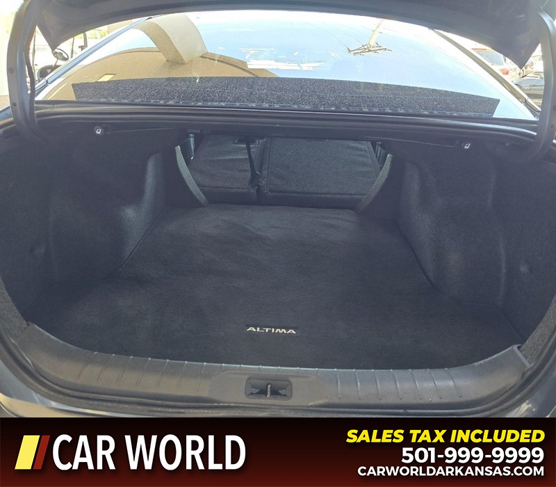 Nissan Altima Vehicle Full-screen Gallery Image 14