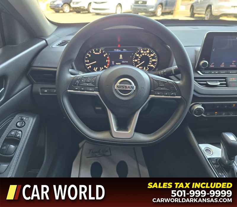 Nissan Altima Vehicle Full-screen Gallery Image 15