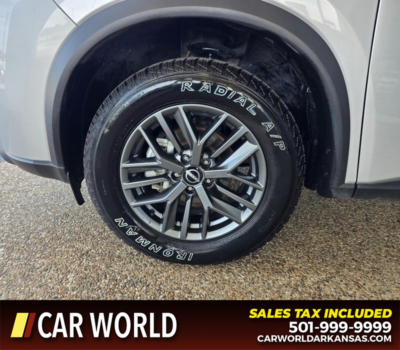 Nissan Rogue Vehicle Full-screen Gallery Image 6