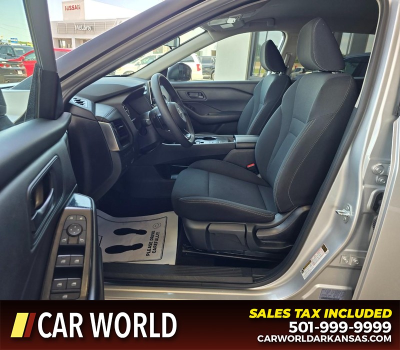 Nissan Rogue Vehicle Full-screen Gallery Image 8