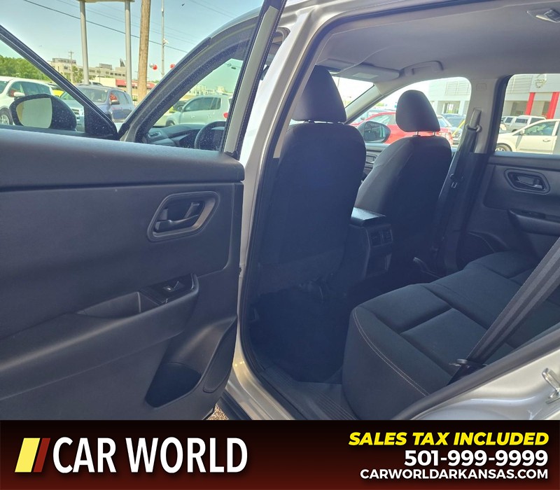 Nissan Rogue Vehicle Full-screen Gallery Image 9