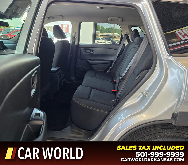 Nissan Rogue Vehicle Full-screen Gallery Image 10