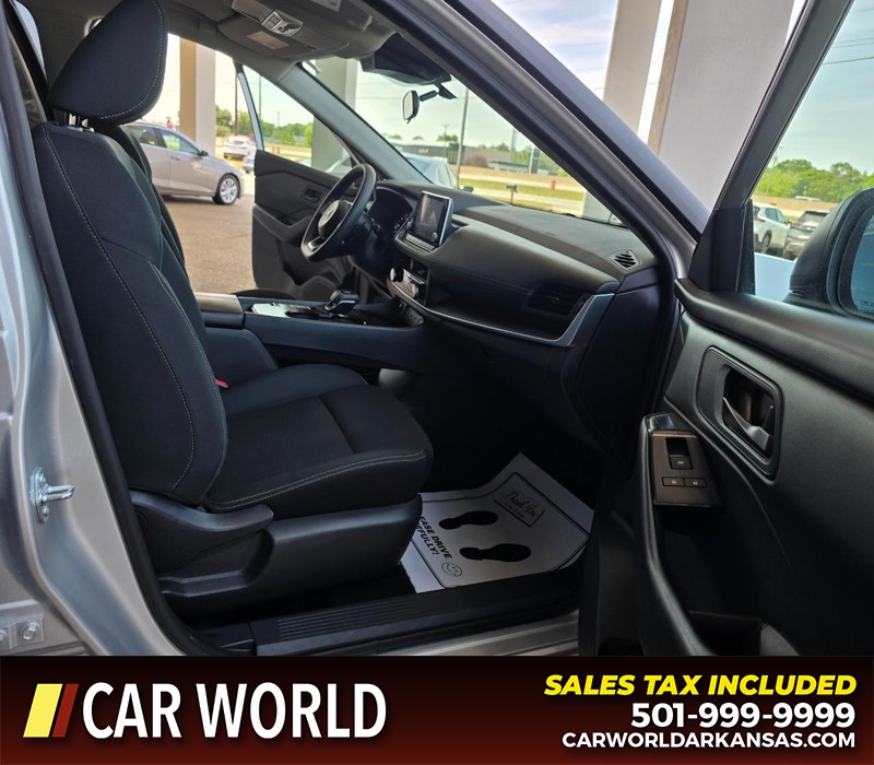 Nissan Rogue Vehicle Full-screen Gallery Image 11