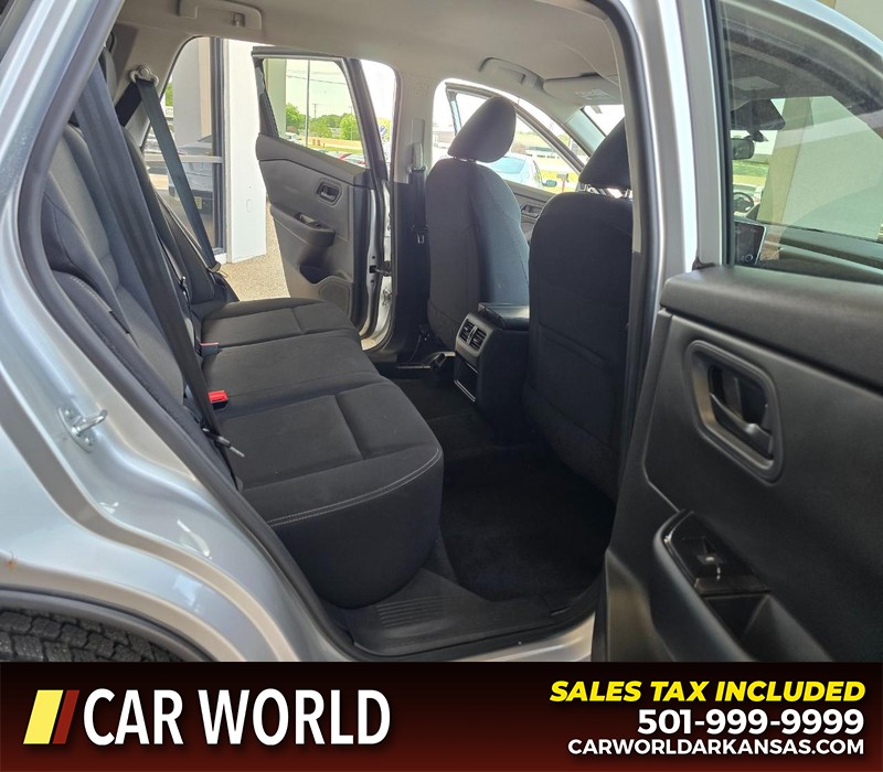 Nissan Rogue Vehicle Full-screen Gallery Image 12