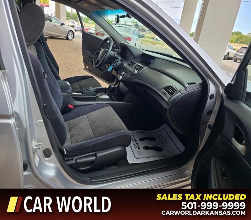 Honda Accord Sedan Vehicle Full-screen Gallery Image 11