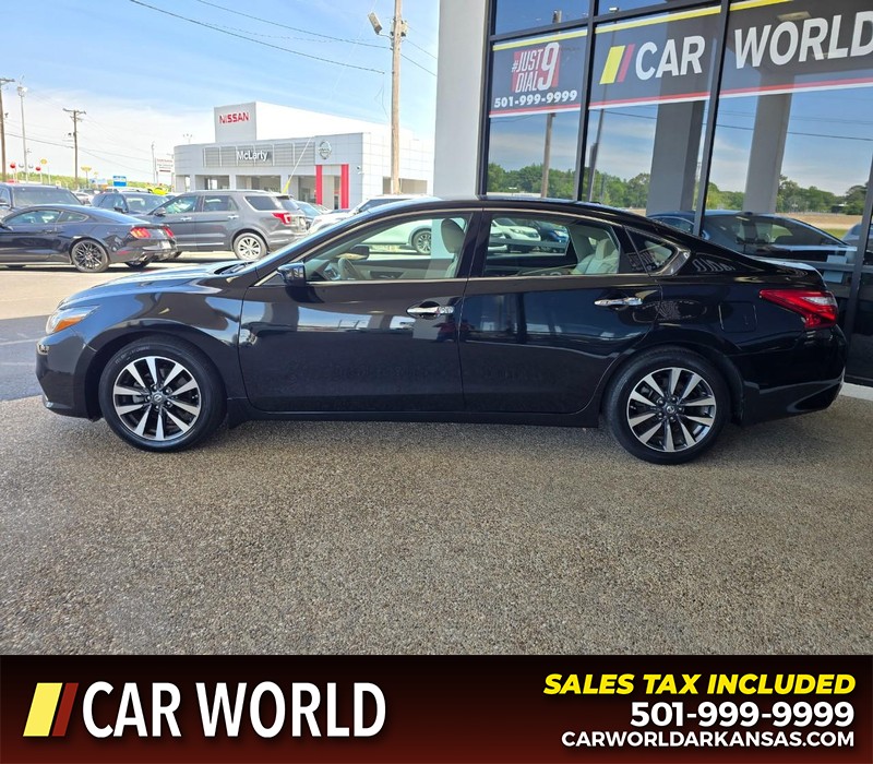 Nissan Altima Vehicle Full-screen Gallery Image 4