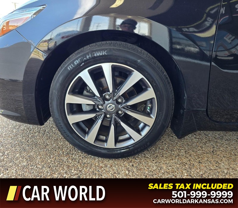 Nissan Altima Vehicle Full-screen Gallery Image 6