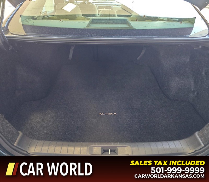 Nissan Altima Vehicle Full-screen Gallery Image 13