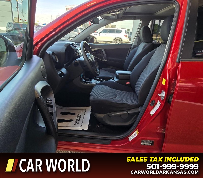 Toyota RAV4 Vehicle Full-screen Gallery Image 8