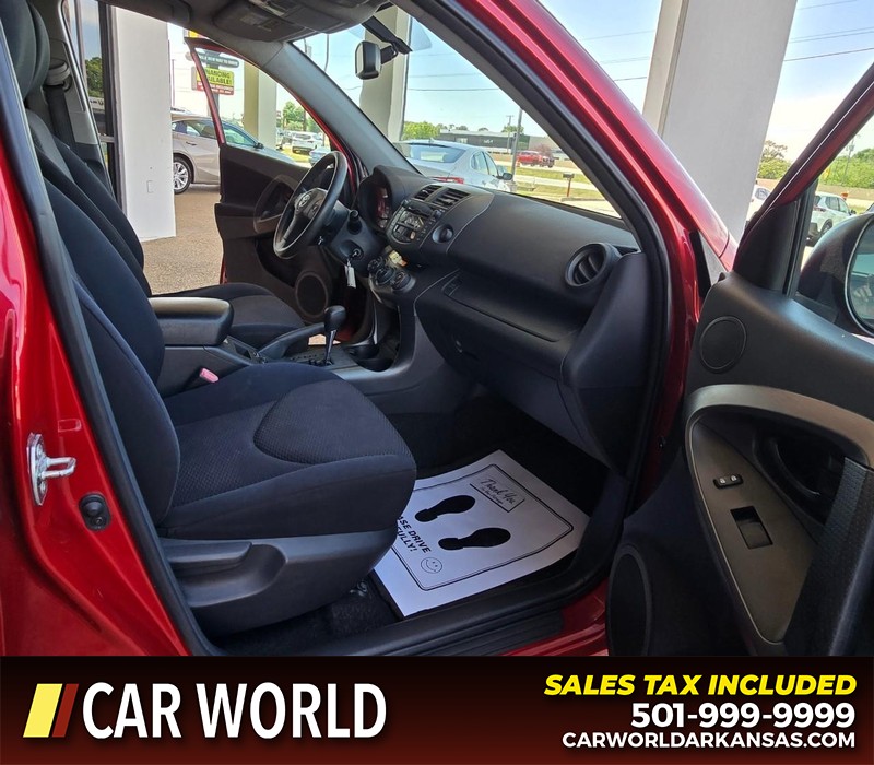 Toyota RAV4 Vehicle Full-screen Gallery Image 11