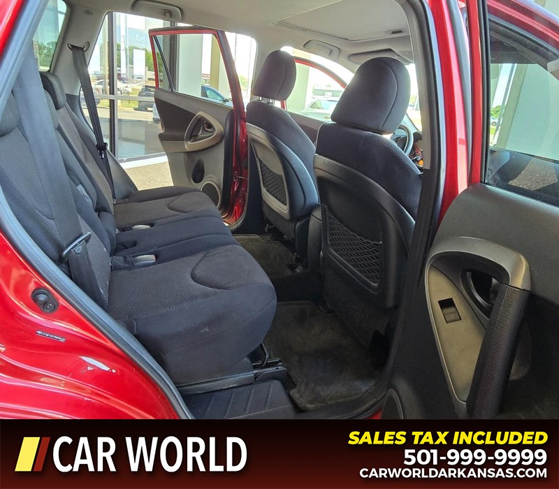 Toyota RAV4 Vehicle Full-screen Gallery Image 12