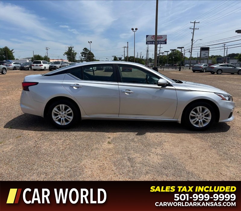 Nissan Altima Vehicle Full-screen Gallery Image 2