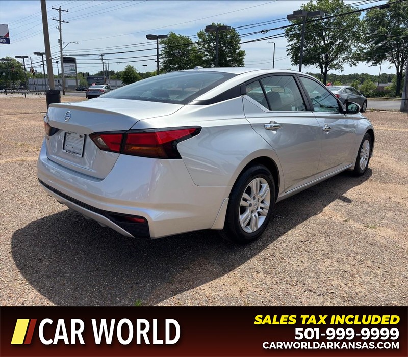 Nissan Altima Vehicle Full-screen Gallery Image 3