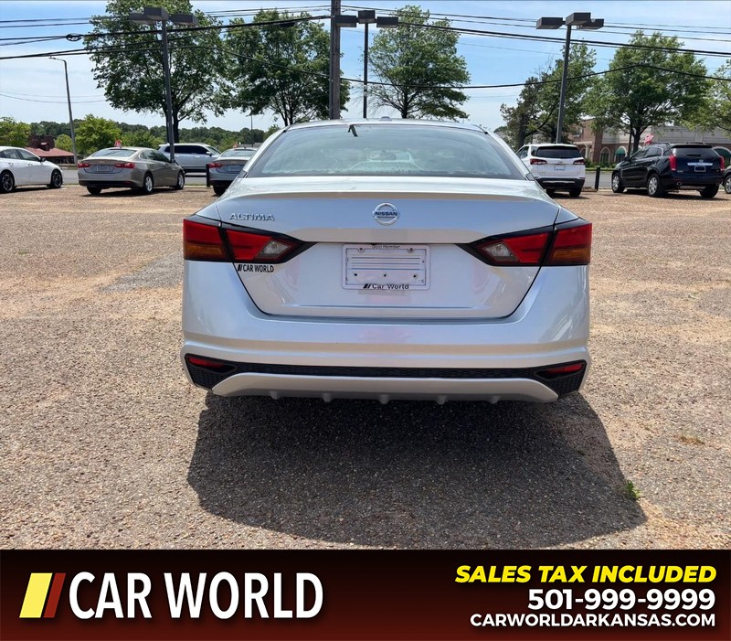 Nissan Altima Vehicle Full-screen Gallery Image 4