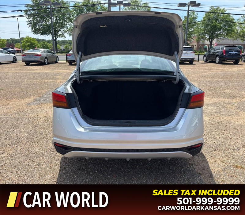 Nissan Altima Vehicle Full-screen Gallery Image 5