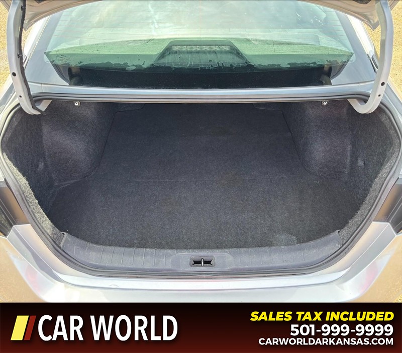 Nissan Altima Vehicle Full-screen Gallery Image 6