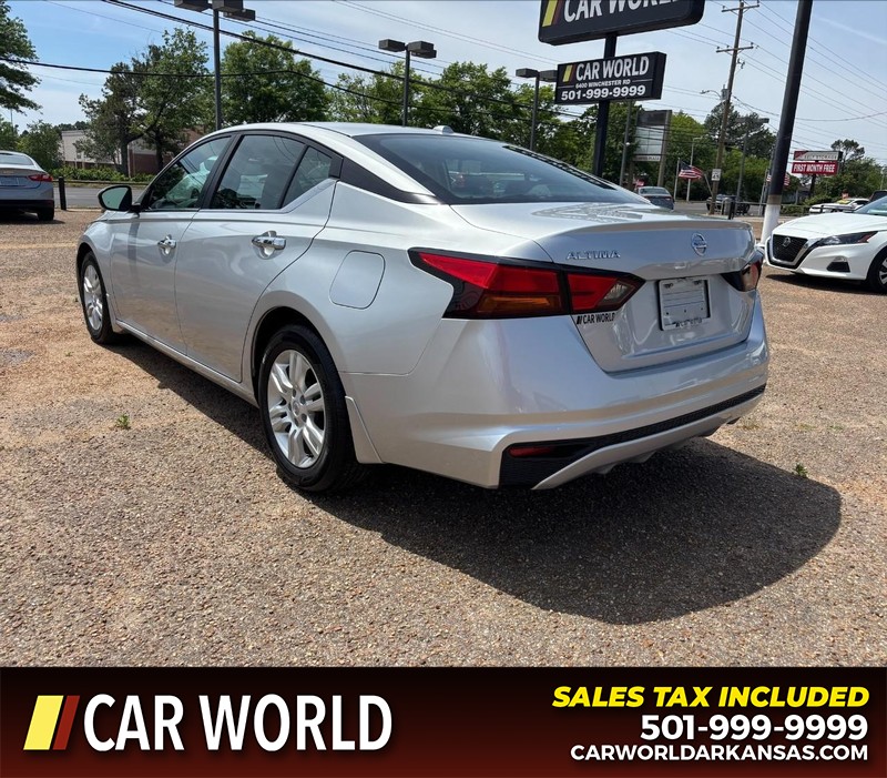 Nissan Altima Vehicle Full-screen Gallery Image 7