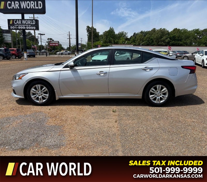 Nissan Altima Vehicle Full-screen Gallery Image 8