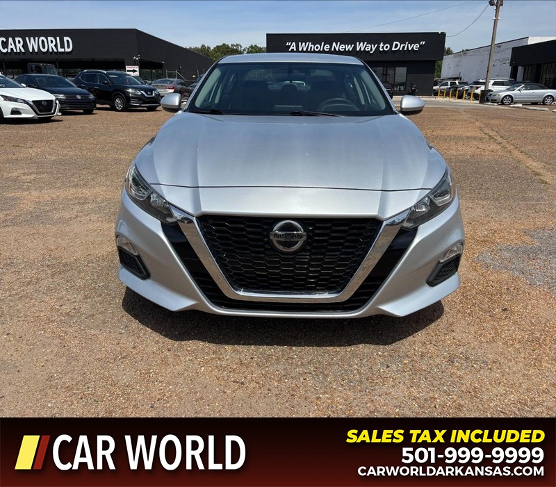 Nissan Altima Vehicle Full-screen Gallery Image 10