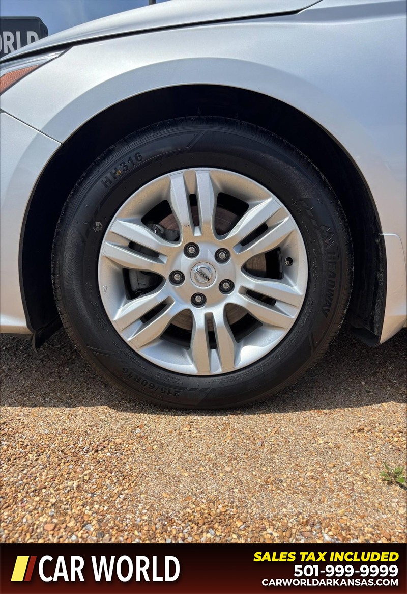 Nissan Altima Vehicle Full-screen Gallery Image 11