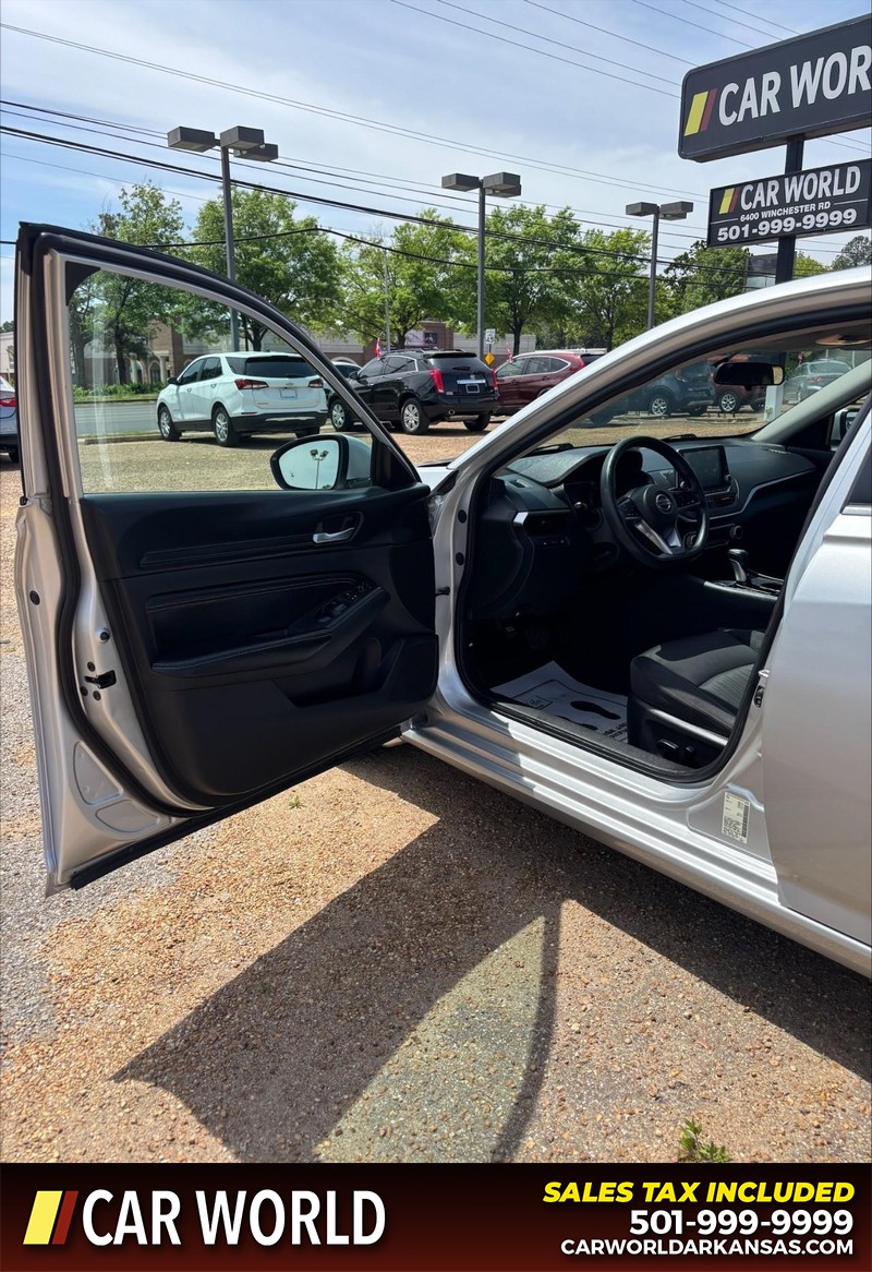 Nissan Altima Vehicle Full-screen Gallery Image 12