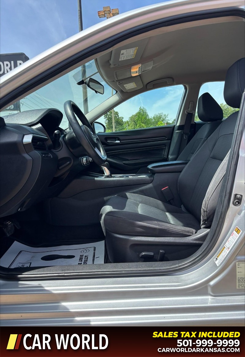 Nissan Altima Vehicle Full-screen Gallery Image 13