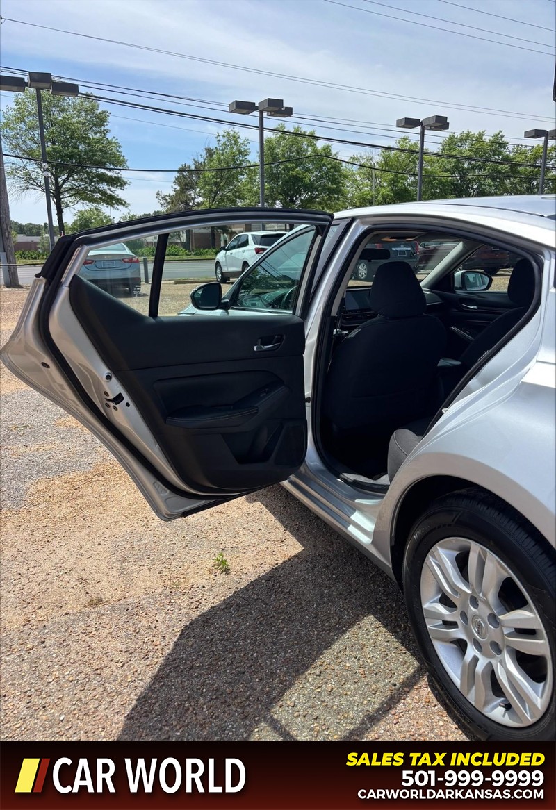 Nissan Altima Vehicle Full-screen Gallery Image 14