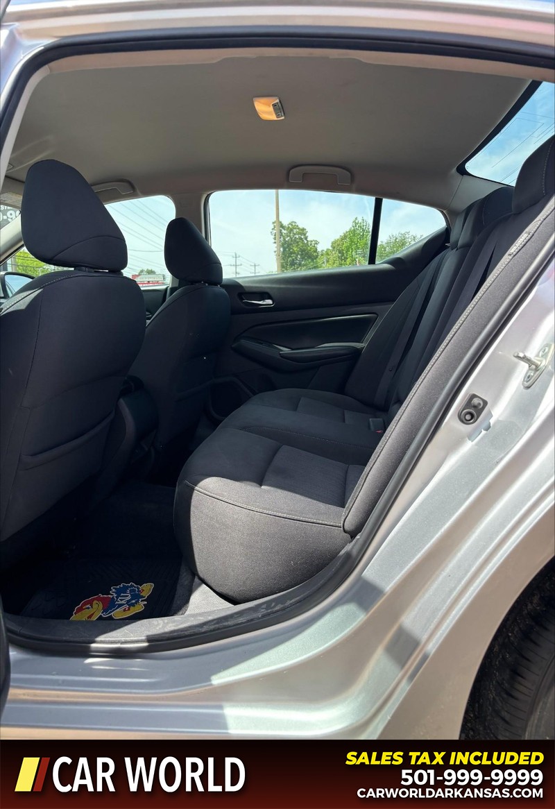 Nissan Altima Vehicle Full-screen Gallery Image 15