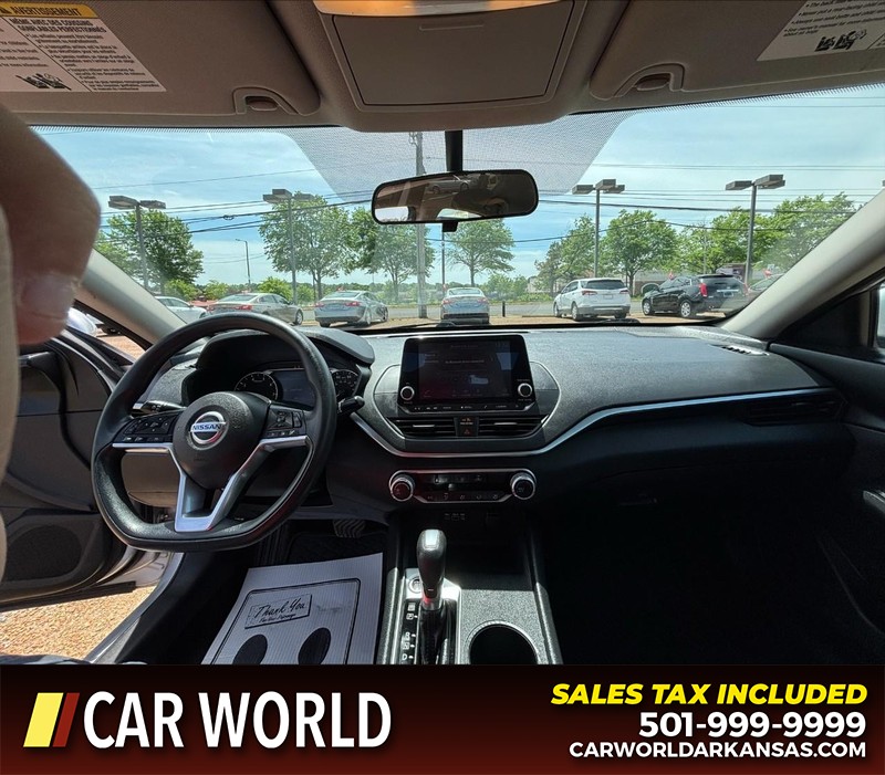 Nissan Altima Vehicle Full-screen Gallery Image 16