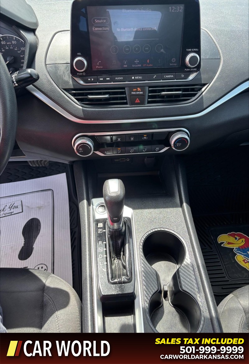 Nissan Altima Vehicle Full-screen Gallery Image 17