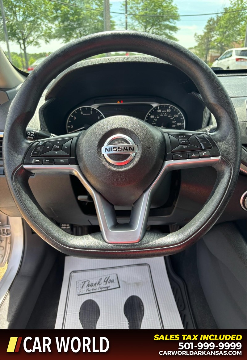 Nissan Altima Vehicle Full-screen Gallery Image 19