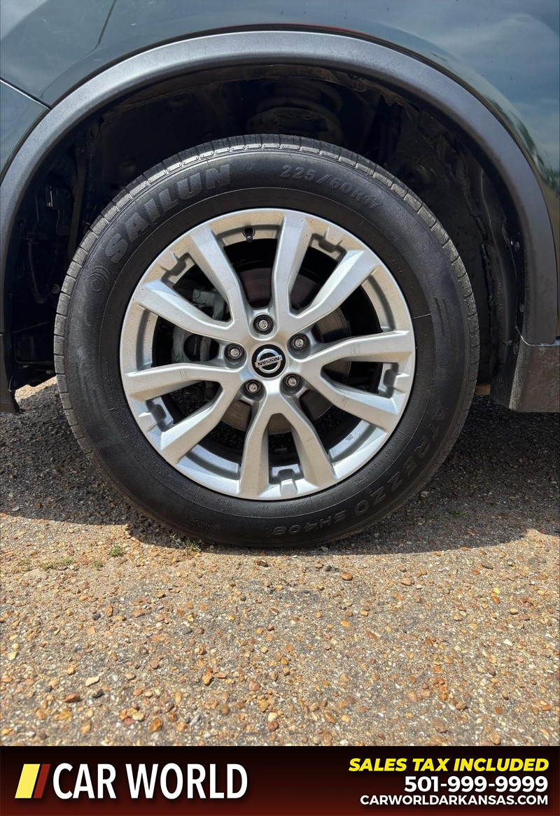 Nissan Rogue Vehicle Full-screen Gallery Image 11