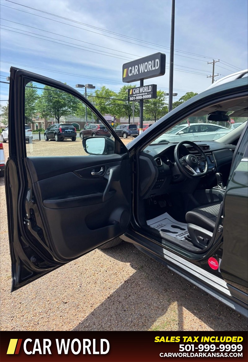 Nissan Rogue Vehicle Full-screen Gallery Image 12