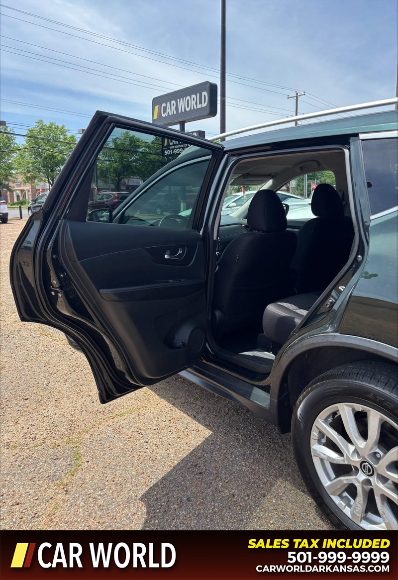 Nissan Rogue Vehicle Full-screen Gallery Image 14