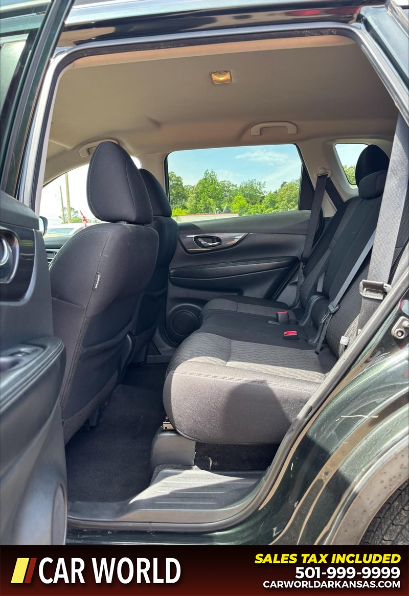 Nissan Rogue Vehicle Full-screen Gallery Image 15