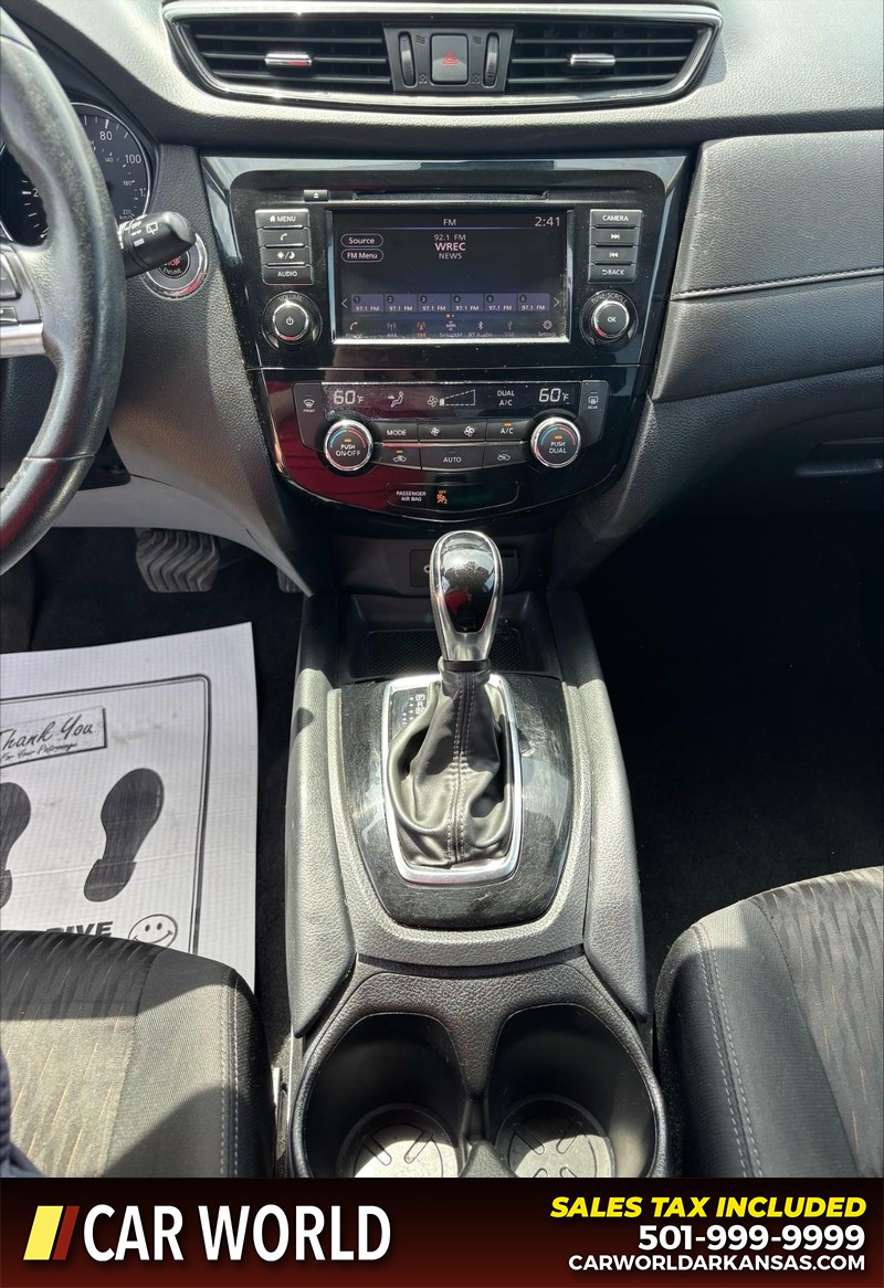 Nissan Rogue Vehicle Full-screen Gallery Image 17