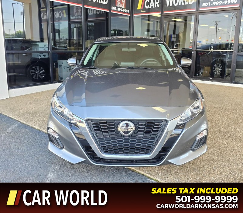 Nissan Altima Vehicle Full-screen Gallery Image 2