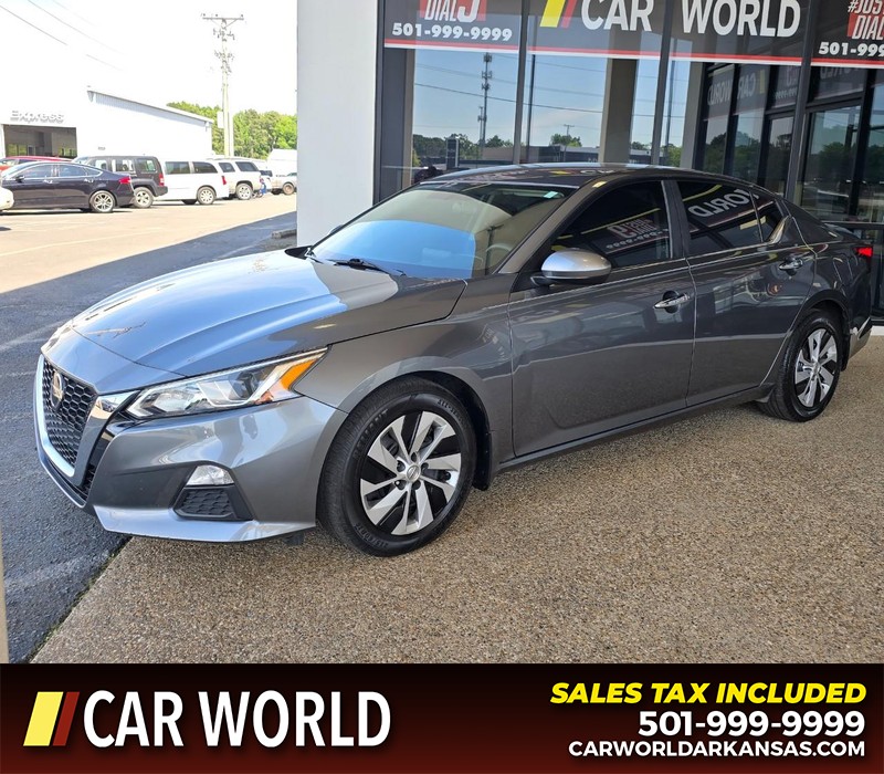 Nissan Altima Vehicle Full-screen Gallery Image 3