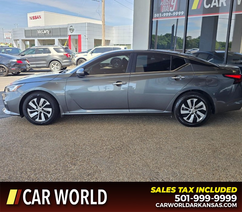 Nissan Altima Vehicle Full-screen Gallery Image 4