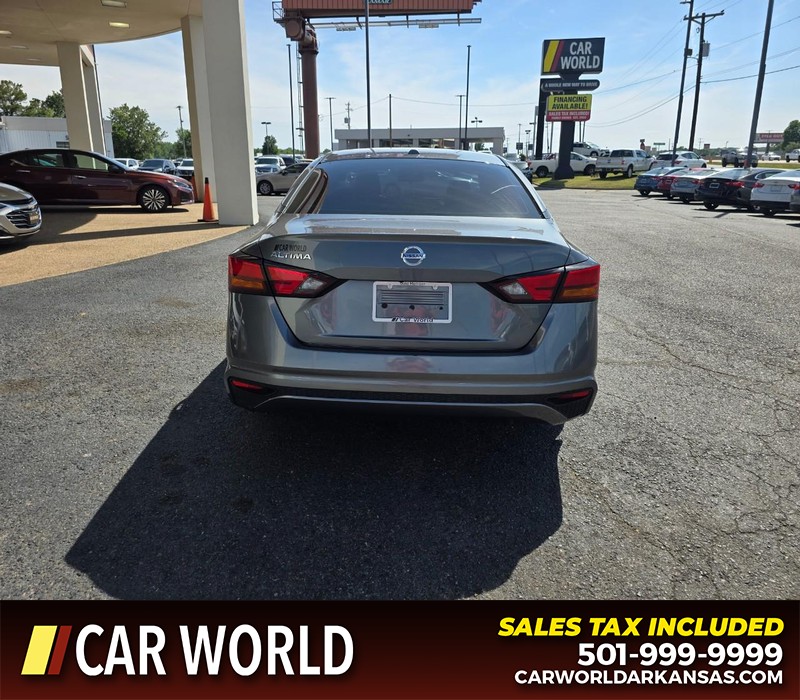 Nissan Altima Vehicle Full-screen Gallery Image 5