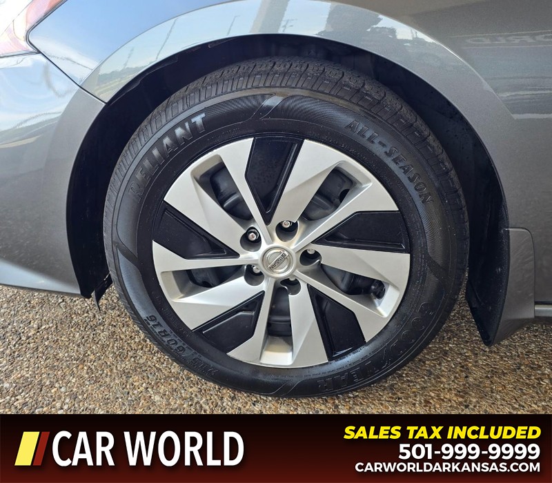 Nissan Altima Vehicle Full-screen Gallery Image 6