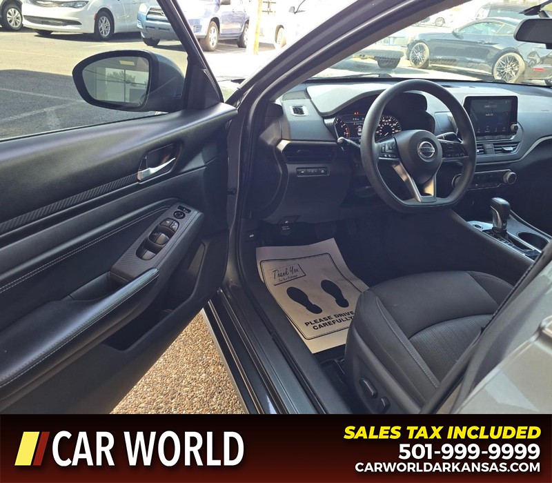 Nissan Altima Vehicle Full-screen Gallery Image 7