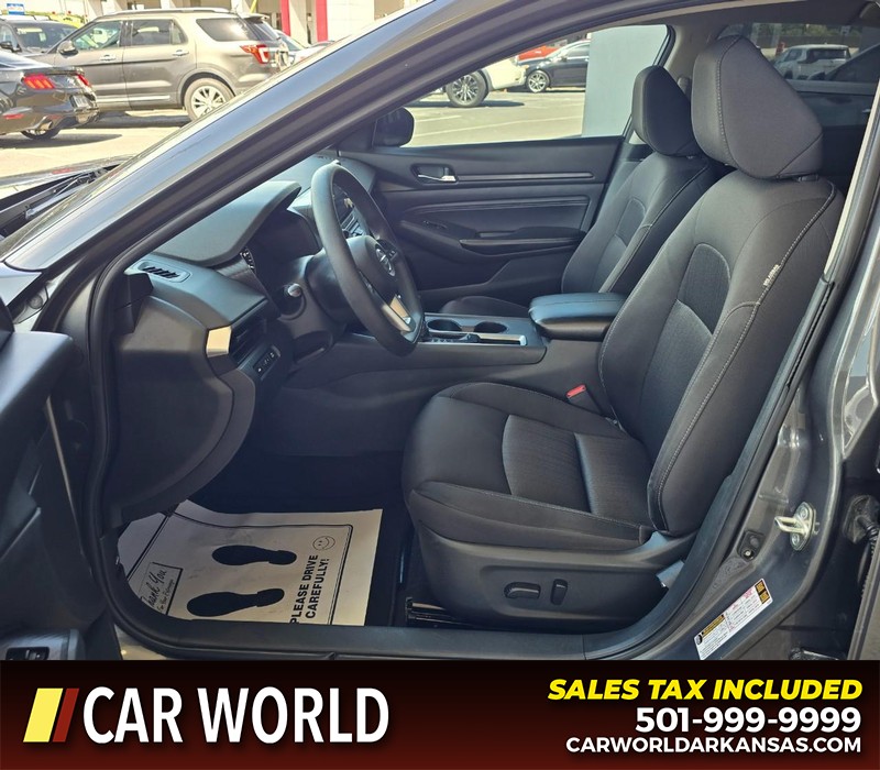 Nissan Altima Vehicle Full-screen Gallery Image 8